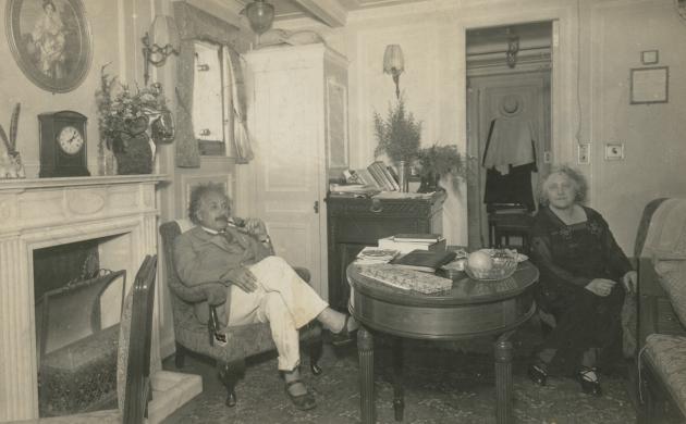 Een ouder echtpaar zit in hun woonkamer