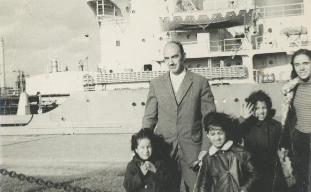 Een gezin poseert voor en bood