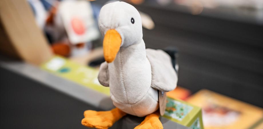 Een pluchen meeuw