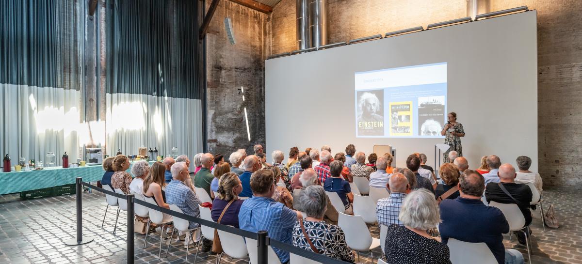 Een groep mensen luistert naar een spreker