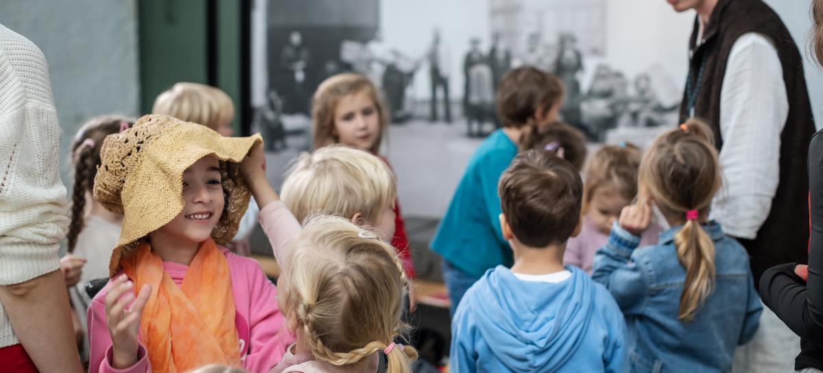 Kleuters in het museum met een gids