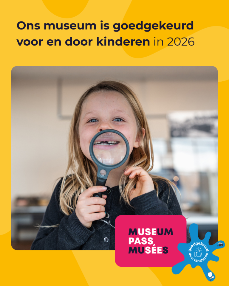 Foto van een meisje met een vergrootglas met de boodschap dat het Red Star Line Museum goedgekeurd is voor en door kinderen.