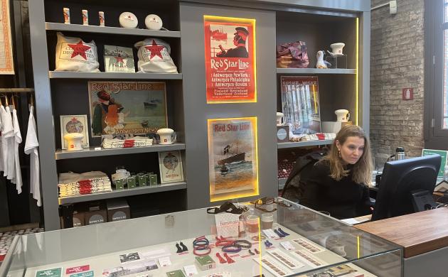 Foto van de museumshop met gevulde winkelrekken