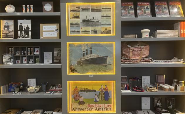 Foto van verschillende artikels uit de museumshop