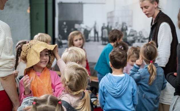 Kleuters in het museum met een gids