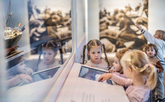 Kleuters in het museum