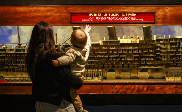 bezoekers in het museum