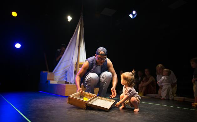 Een man en een kind op scene openen een reiskoffer