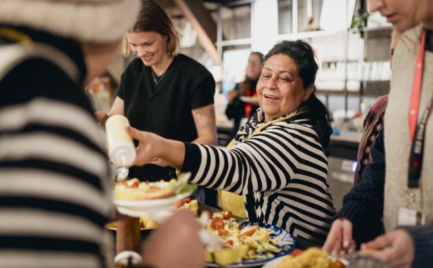 Een dame schept eten op