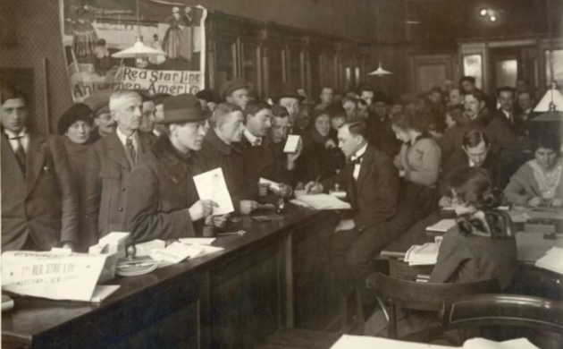 Een druk kantoor van de Red Star Line rederij waar mensen staan aan te schuiven voor tickets