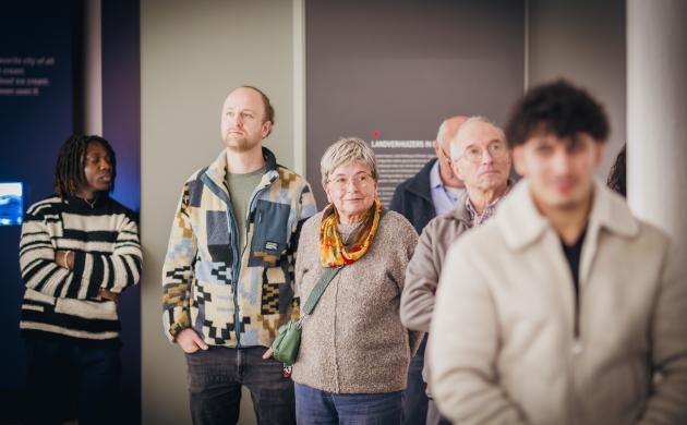 groep mensen in een museum