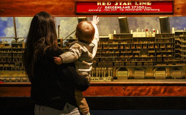 bezoekers in het museum