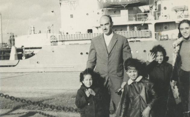 Een gezin poseert voor en bood