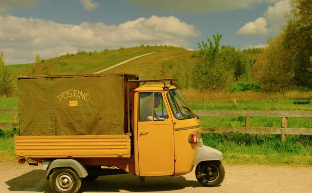 E en Paggio-Ape, een typisch Italiaans voertuig, in een landelijke omgeving. E en Paggio-Ape, een typisch Italiaans voertuig, in een landelijke omgeving.